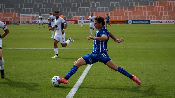 Mastering the Art of Velvety Swiss Chocolate Fondue: Essential Techniques for Perfection