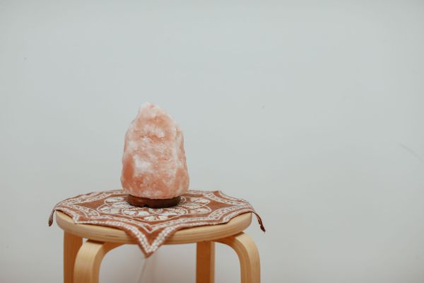 Enhancing Indoor Air Quality: The Power of Salt Lamps and Air-Purifying Plants