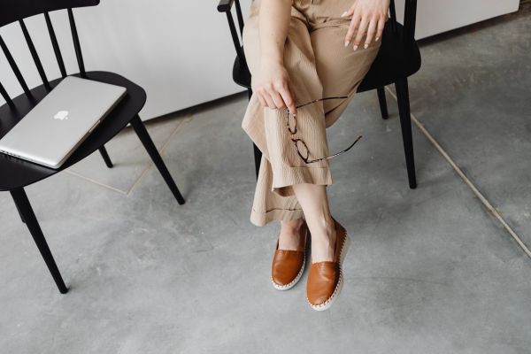 Unveil the perfect flats: blend comfort and style for creative professionals during standing presentations